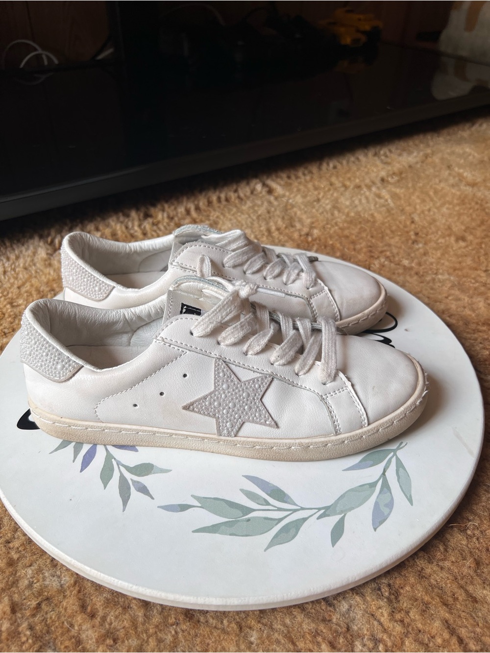 Woman’s VINTAGE HAVANA Carla Sneaker white Pearl Star size 7.